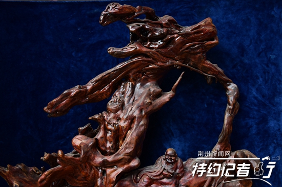 大山里的根雕艺术家,根雕艺术家展示原创根雕作品