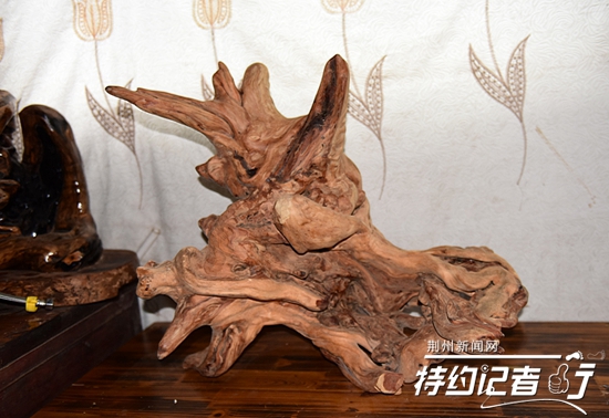 大山里的根雕艺术家,根雕艺术家展示原创根雕作品