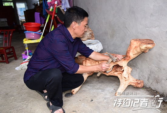 大山里的根雕艺术家,根雕艺术家展示原创根雕作品