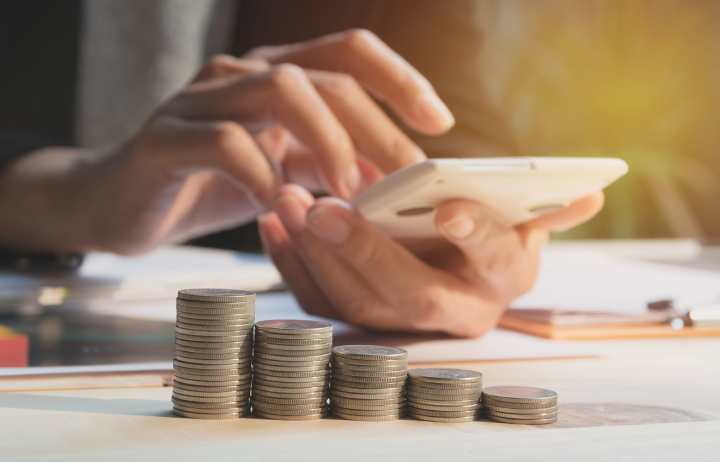 骗来7200余个微信号卖了120万！这群人发红包、送游戏皮肤，背后藏着大阴谋