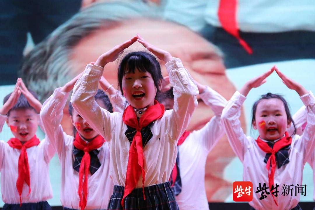 学*党**史｜高举队旗跟*党**走，争做合格接班人