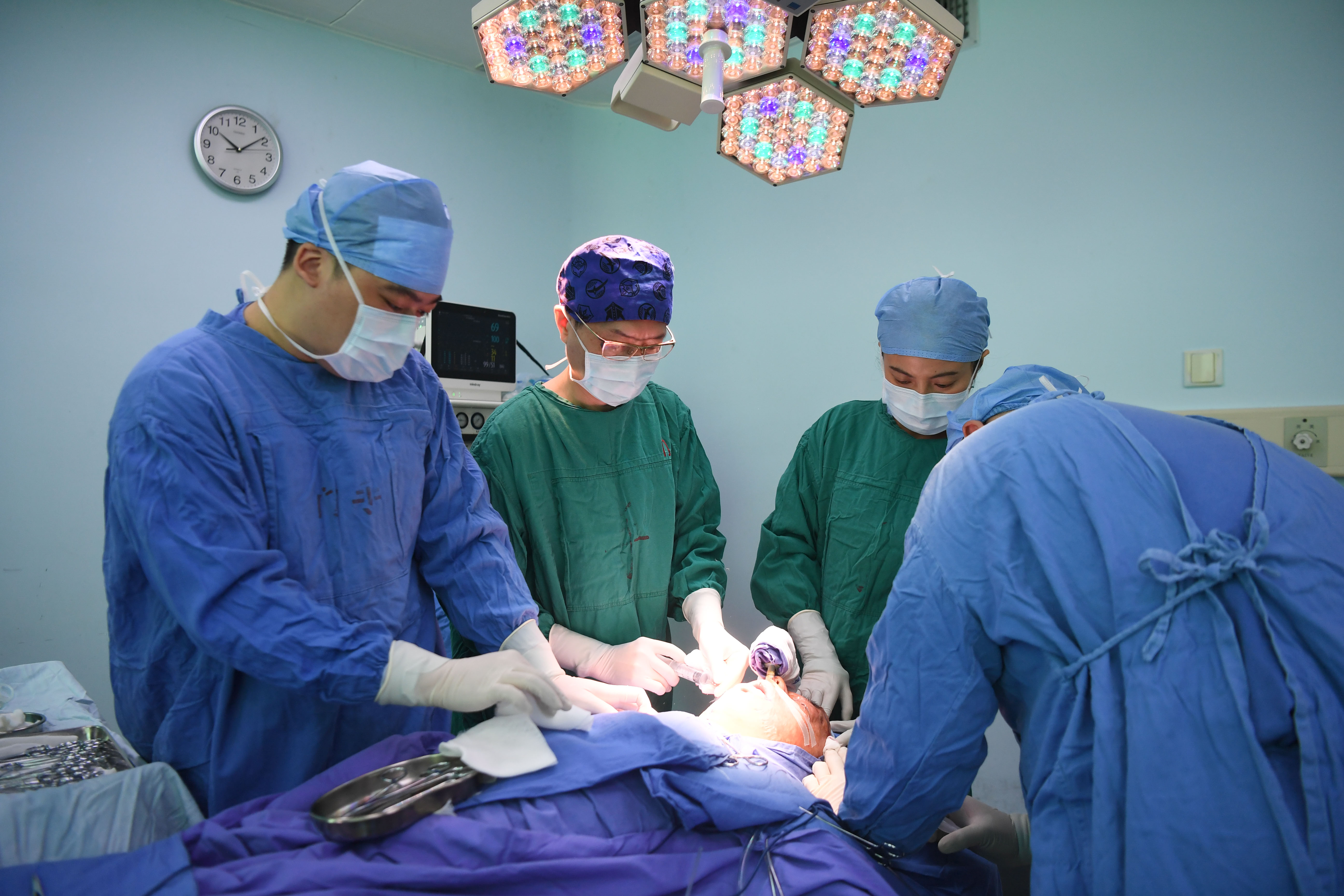 面具男孩,面具男孩治好了吗