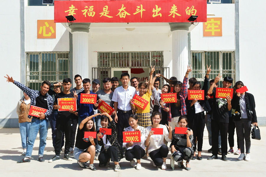 雪莲花开映天山——*疆新**农村信用社联合社成立15周年发展纪实