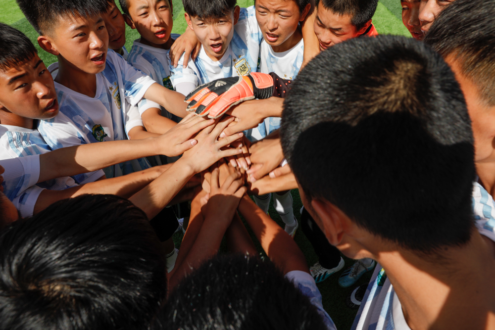 古浪县第二届小学足球联赛开幕式,绿茵场追逐足球梦