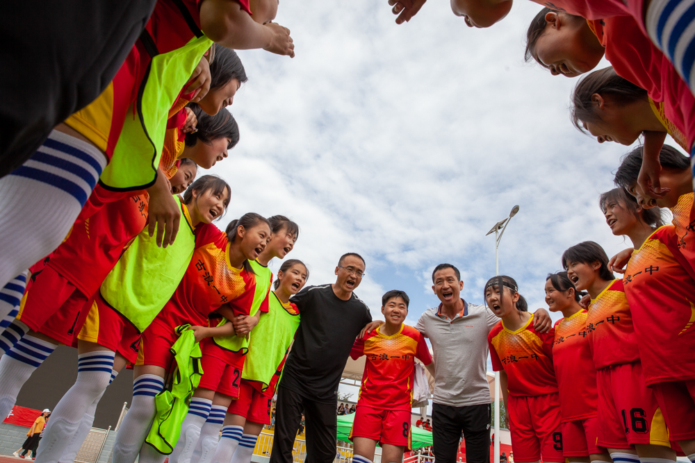 足球看台上的感人时刻,足球场上的感动瞬间文章