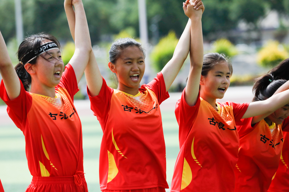 足球看台上的感人时刻,足球场上的感动瞬间文章