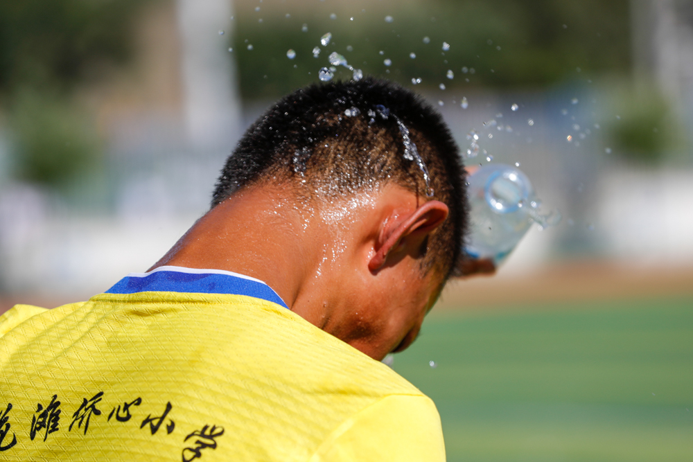 足球看台上的感人时刻,足球场上的感动瞬间文章