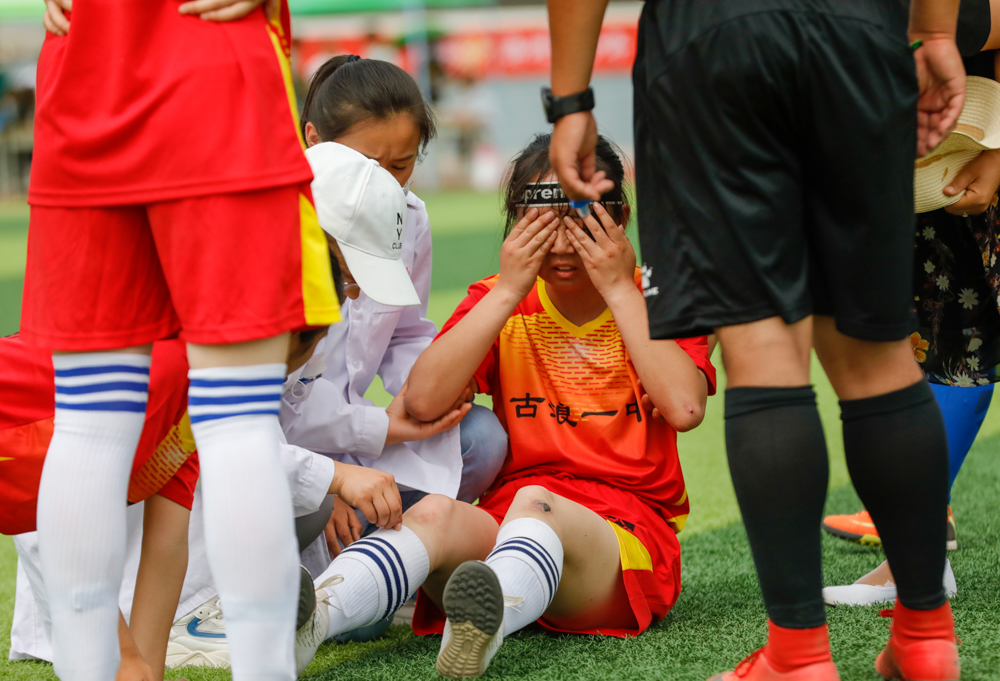 足球看台上的感人时刻,足球场上的感动瞬间文章