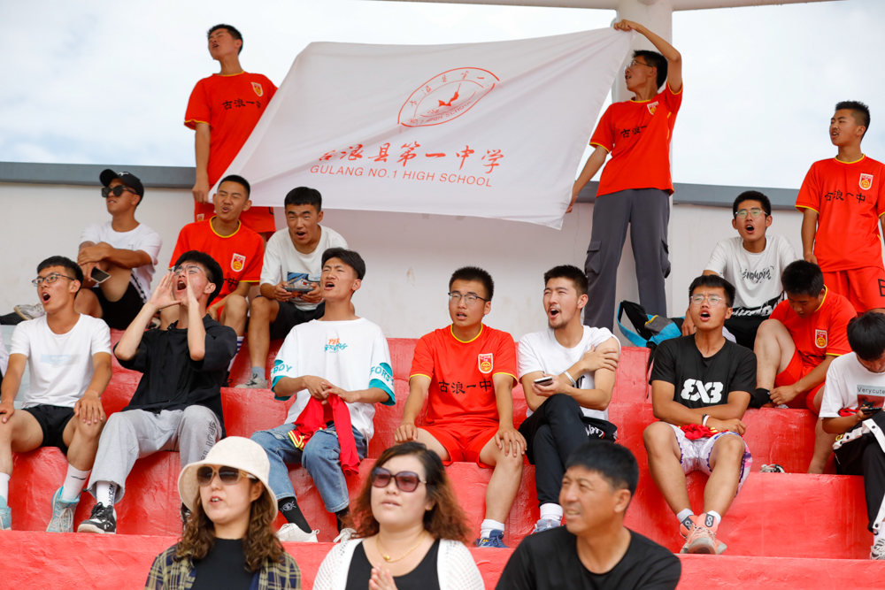 足球看台上的感人时刻,足球场上的感动瞬间文章