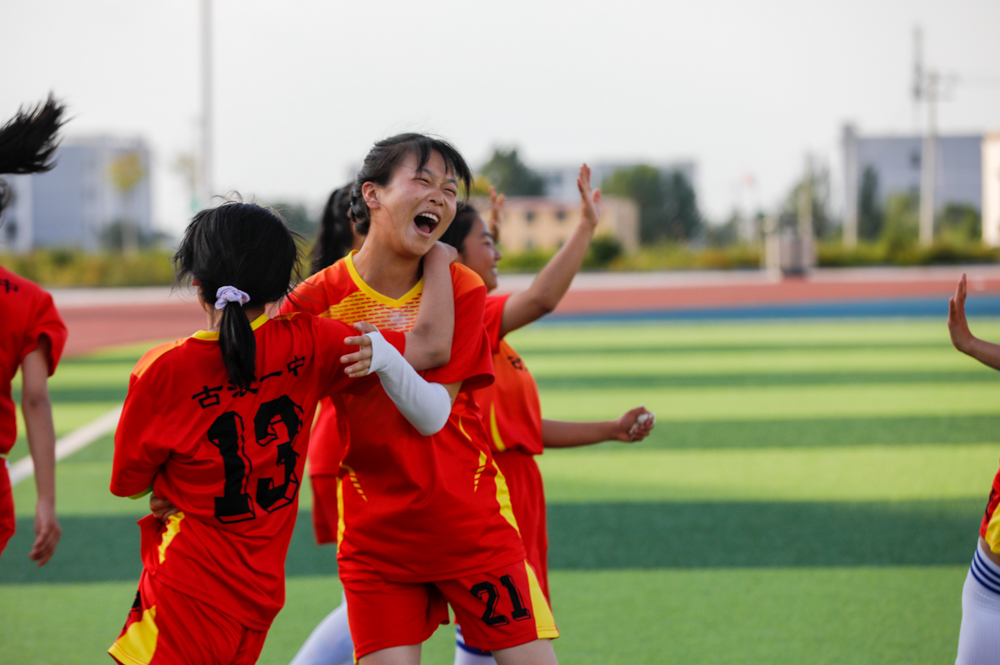 足球看台上的感人时刻,足球场上的感动瞬间文章