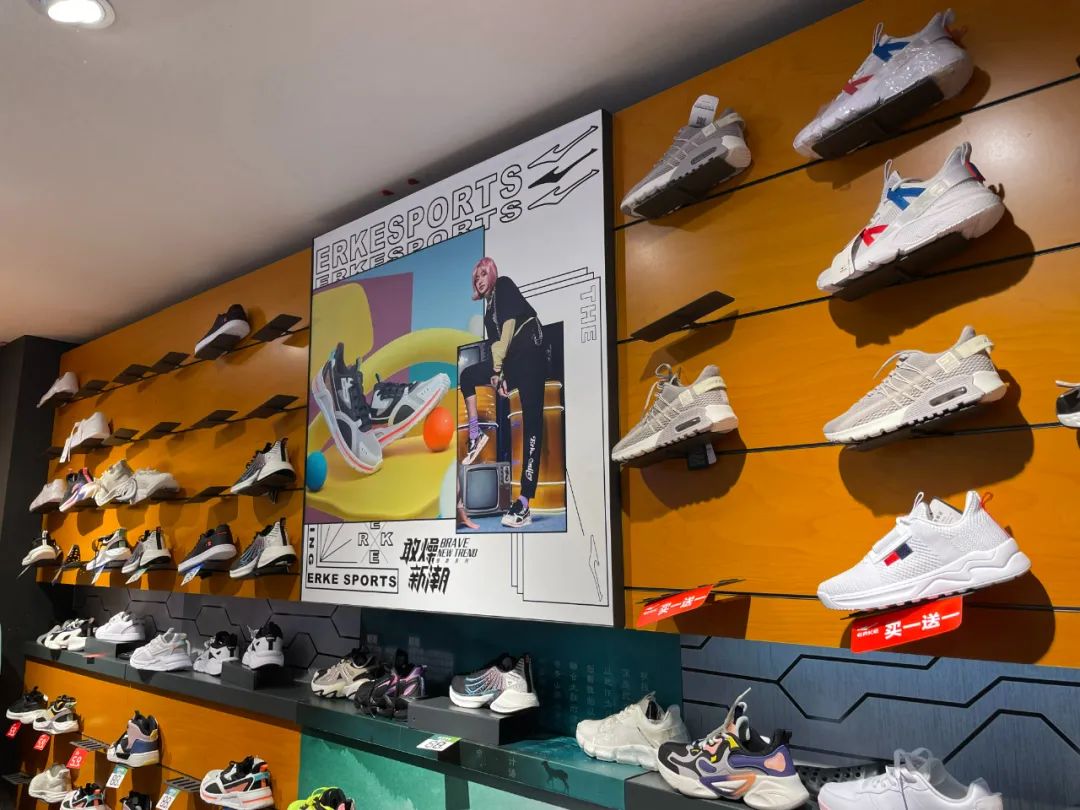 8月份门店鸿星尔克现状,贵人鸟和鸿星尔克对比线下实体店