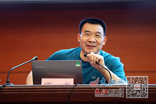 江报直播室：全能摄影记者是怎样炼成的？