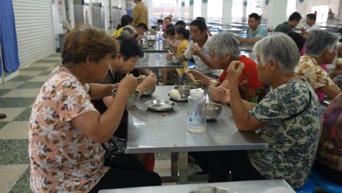 浚县科达中学安置点采访老人,河南浚县科达中学安置点