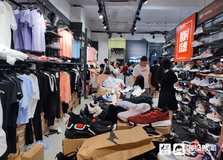 聊城鸿星尔克店人气火爆,聊城鸿星尔克官方旗舰店