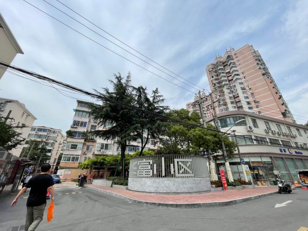 拆掉240米长围墙后,紧邻上海内环的这4个老公房小区,开始“逆袭”
