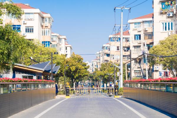 拆掉240米长围墙后,紧邻上海内环的这4个老公房小区,开始“逆袭”