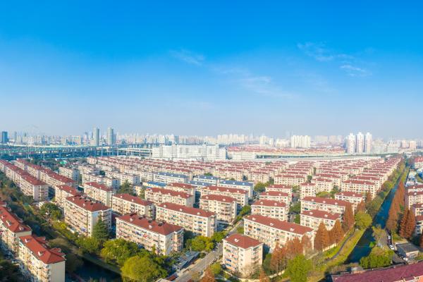 拆掉240米长围墙后,紧邻上海内环的这4个老公房小区,开始“逆袭”