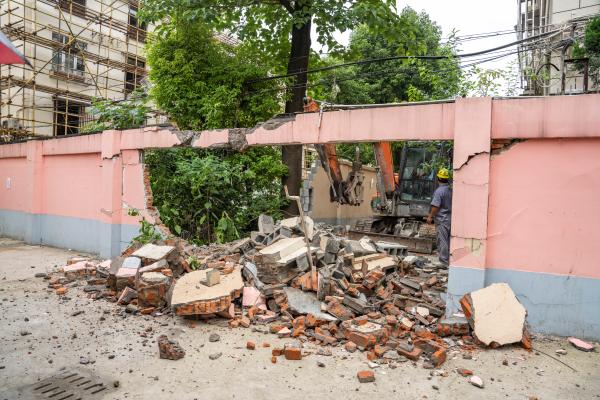 拆掉240米长围墙后,紧邻上海内环的这4个老公房小区,开始“逆袭”