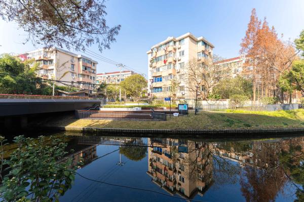 拆掉240米长围墙后,紧邻上海内环的这4个老公房小区,开始“逆袭”