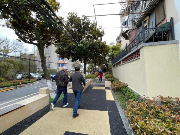 拆掉240米长围墙后,紧邻上海内环的这4个老公房小区,开始“逆袭”