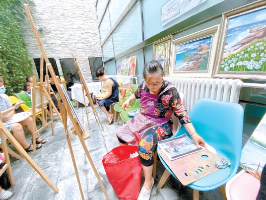 社区给孤苦无依老人一个温暖的家 (家外之家温暖社区)