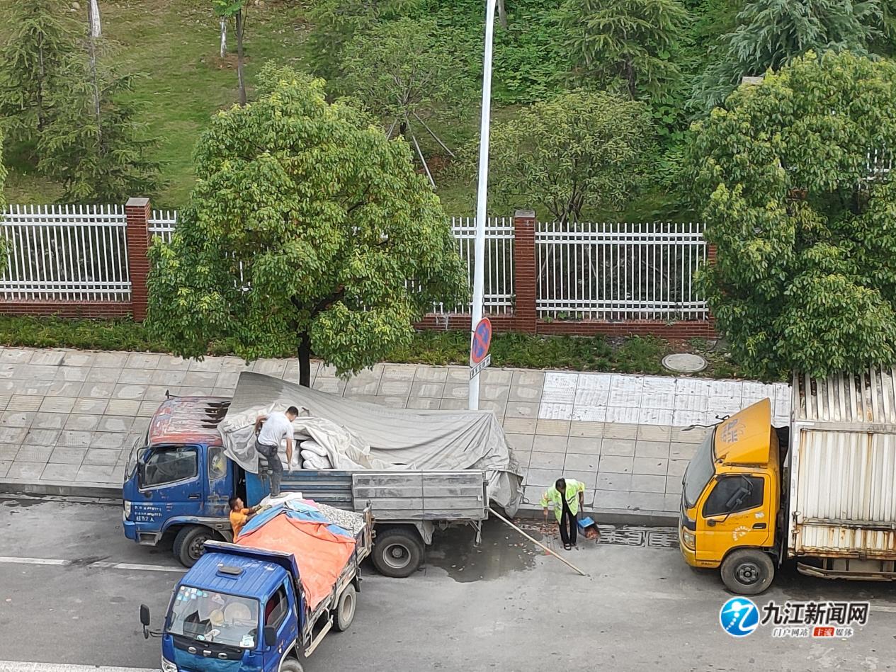视频|九江一路段现“神秘”篷布车,水泥“敞”着卖