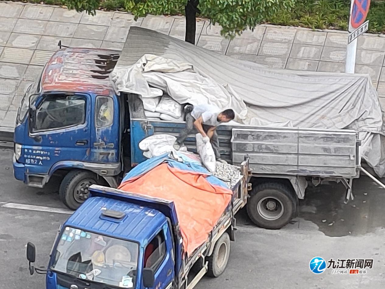 视频|九江一路段现“神秘”篷布车,水泥“敞”着卖