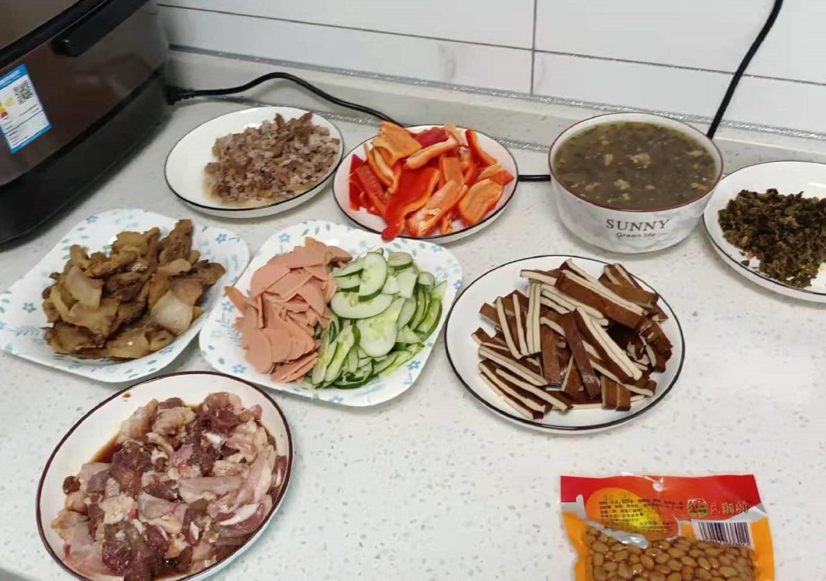 聚焦铂金汉宫小区「二」一家16口，“超级大家庭”居家隔离成“网红”