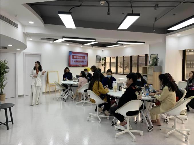 半月谈丨聊天就是工作,工作就是聊天:走近“社群管理师”