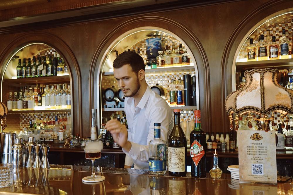 火锅、糖油果子、甜皮鸭、辣椒面......这些在成都酒吧喝的酒，yyds