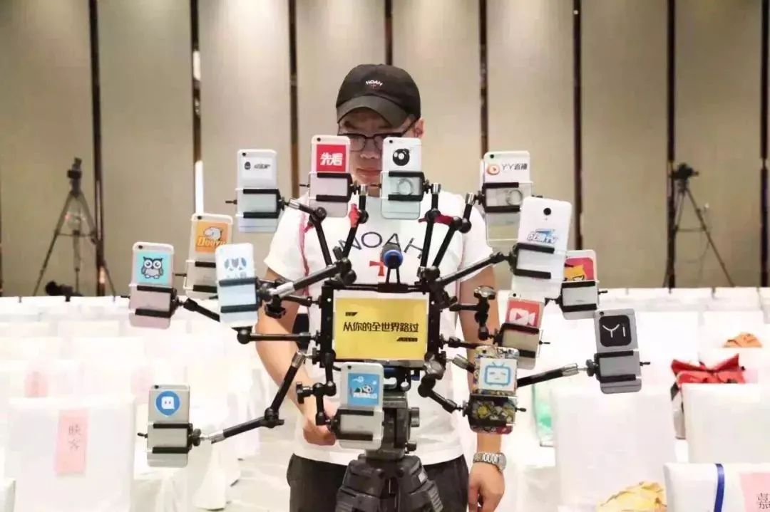 吃播、讲段子、模仿成人,这些“社会摇”的儿童直播,喊停