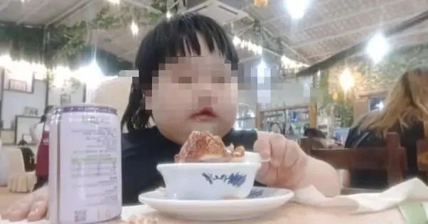 吃播、讲段子、模仿成人,这些“社会摇”的儿童直播,喊停