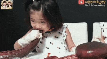 吃播、讲段子、模仿成人,这些“社会摇”的儿童直播,喊停