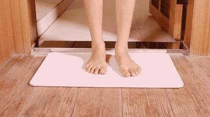 别在门口放“门垫”了?真脏!学学年轻人的做法,干净又实用