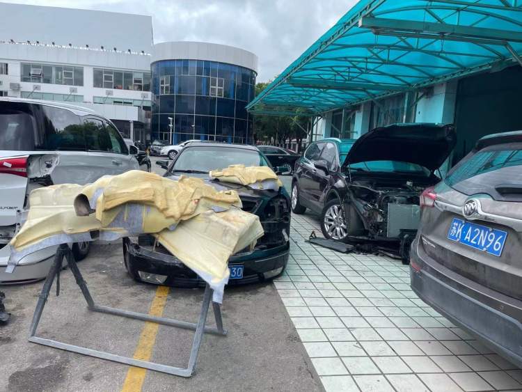 沪上暴雨,上海暴雨车子被淹