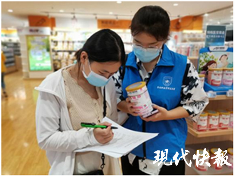 南农大暑期实践团向居民科普婴幼儿食品购买指南