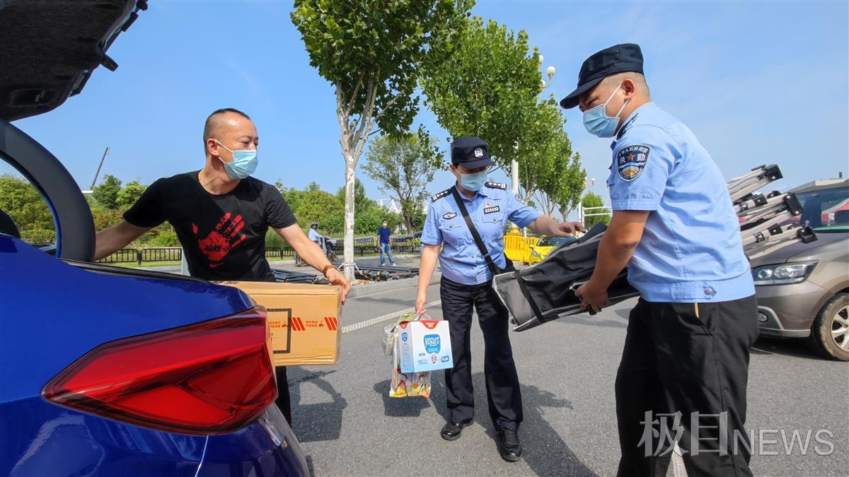 忙跑腿、当代购、做保供……沌口严管区的“杨姐”有点儿忙