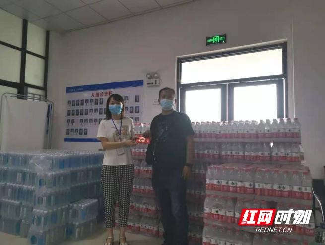 战疫一线铿锵玫瑰展巾帼风采,疫情防控红色娘子军