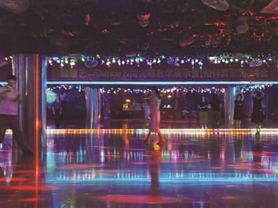 老杭州爱的劳保歌舞厅如今渐渐成了网红打卡点