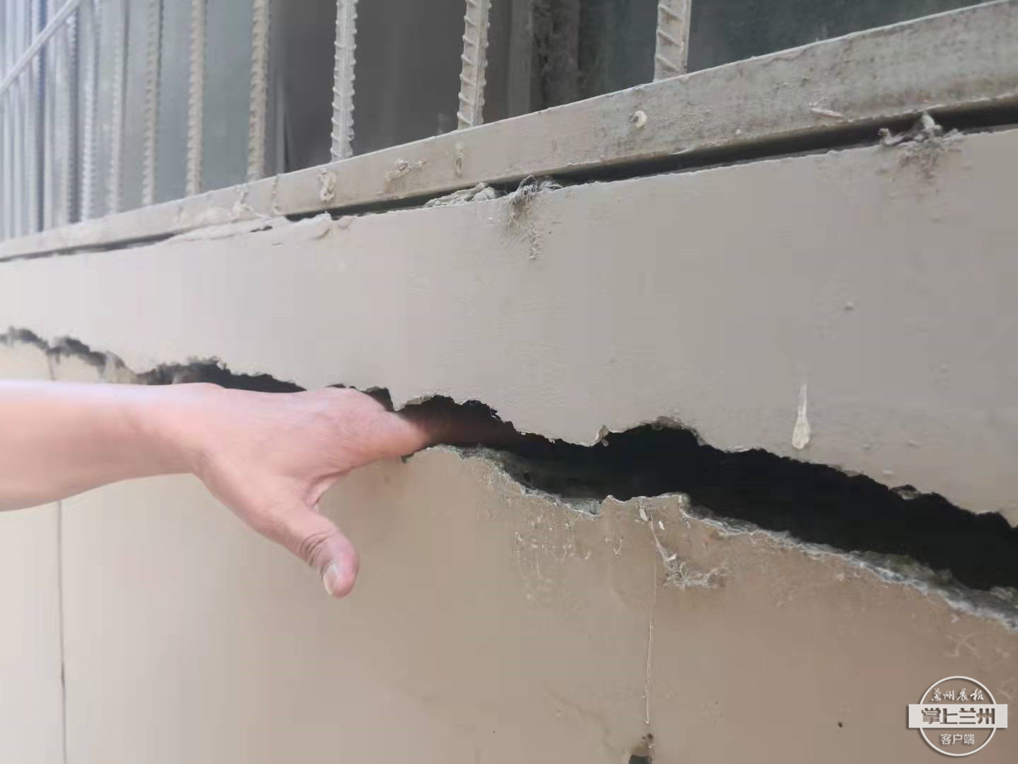 帮着办丨阳台裂缝多年无人管,到底咋回事?物业:先天不足导致地基下沉,建议居民找建设单位协商解决