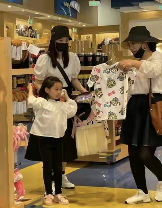 董璇带女儿出游被偶遇，母女俩穿亲子装互动超有爱，小酒窝五官神似高云翔