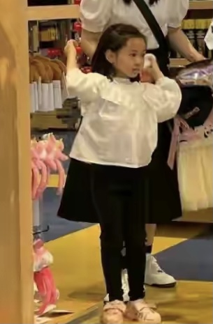 董璇带女儿出游被偶遇，母女俩穿亲子装互动超有爱，小酒窝五官神似高云翔