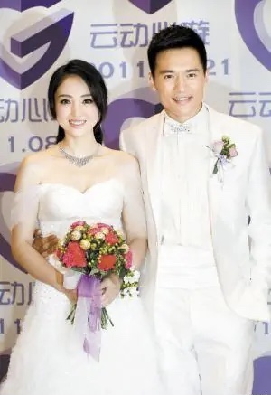 董璇带女儿出游被偶遇，母女俩穿亲子装互动超有爱，小酒窝五官神似高云翔