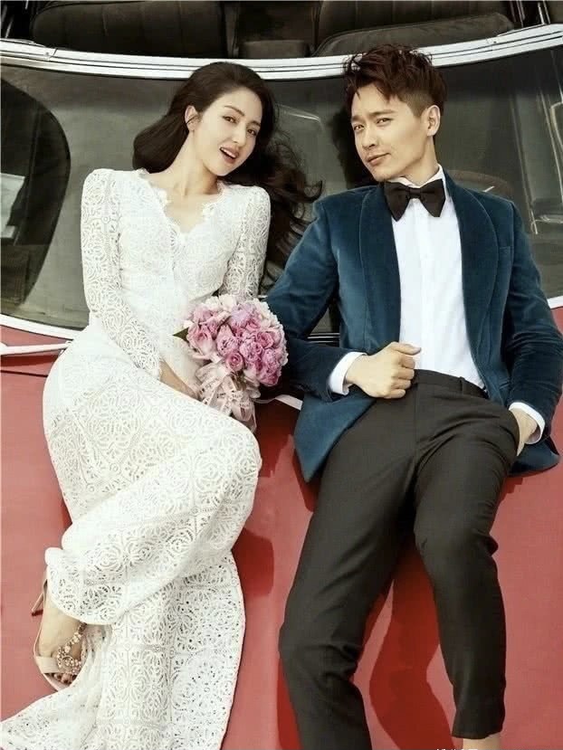 董璇带女儿出游被偶遇，母女俩穿亲子装互动超有爱，小酒窝五官神似高云翔