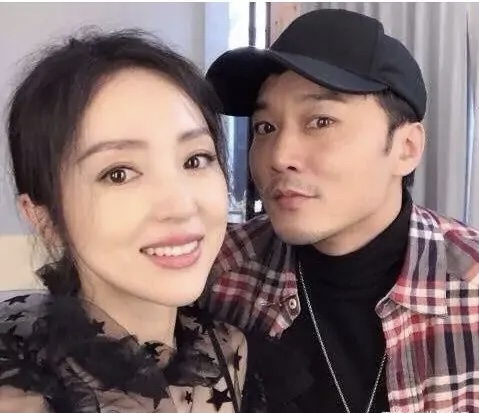 董璇带女儿出游被偶遇，母女俩穿亲子装互动超有爱，小酒窝五官神似高云翔