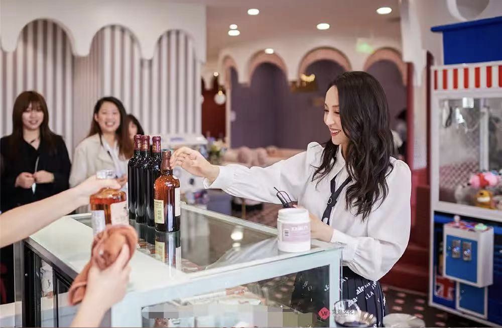 董璇带女儿出游被偶遇，母女俩穿亲子装互动超有爱，小酒窝五官神似高云翔