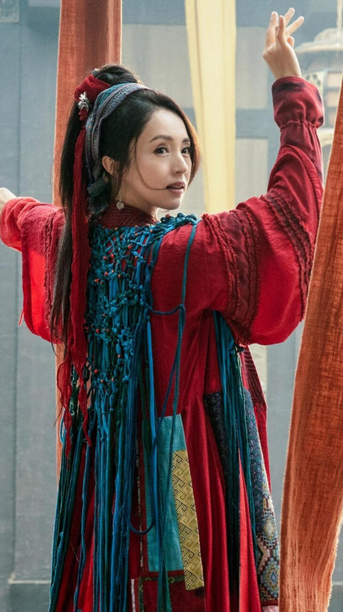 董璇带女儿出游被偶遇，母女俩穿亲子装互动超有爱，小酒窝五官神似高云翔