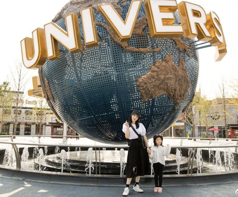 董璇带女儿出游被偶遇，母女俩穿亲子装互动超有爱，小酒窝五官神似高云翔