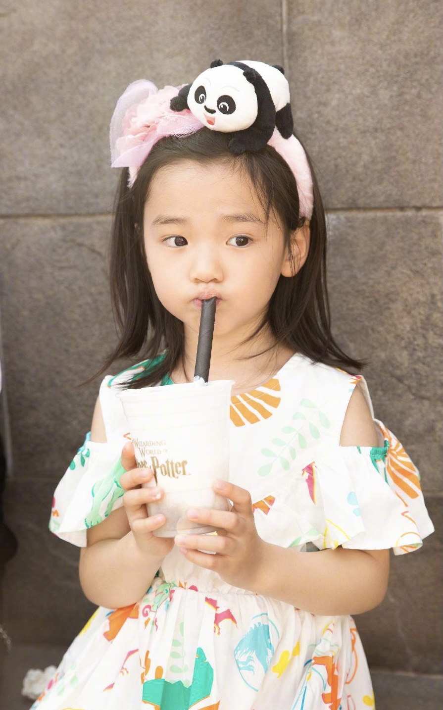 董璇带女儿出游被偶遇，母女俩穿亲子装互动超有爱，小酒窝五官神似高云翔