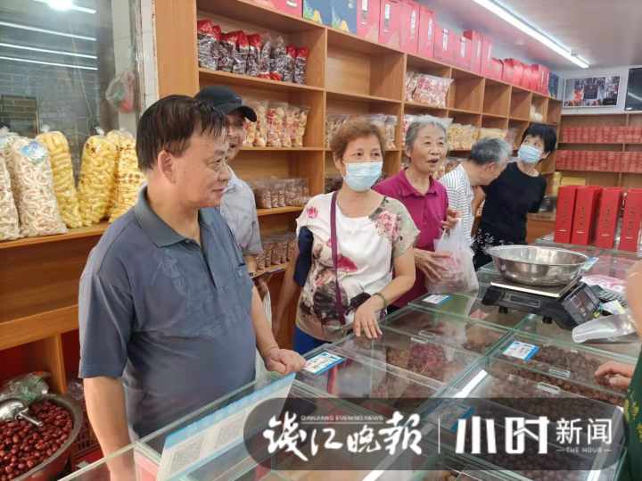 小时小店｜8年送出30多万斤栗子，靠一口炒锅起家，杭州网红炒货店：靠品质也靠情谊
